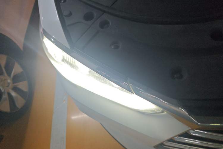 Used BYD Song Pro New Energy 2019 DM 1.5T Four-Wheel Drive Performance Edition Deluxe Model Right Front Headlight