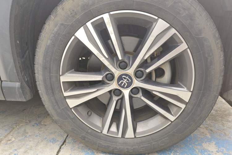 Used BYD Song Pro New Energy 2022 DM-i 51km Luxury Model Right Front Wheel Hub
