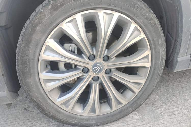 Used BYD Song Pro New Energy 2022 DM-i 110km Flagship Pro Model Left Front Wheel Hub