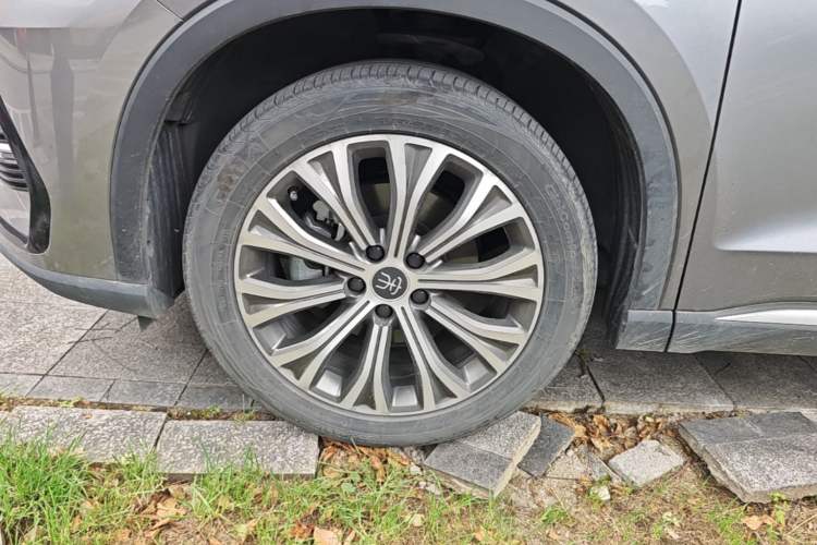 Used BYD Song Pro New Energy 2022 DM-i 110km Flagship Pro Model Left Front Wheel Hub
