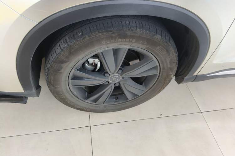 Used BYD Song Pro New Energy 2022 DM-i 110km Flagship Model Left Front Wheel Hub