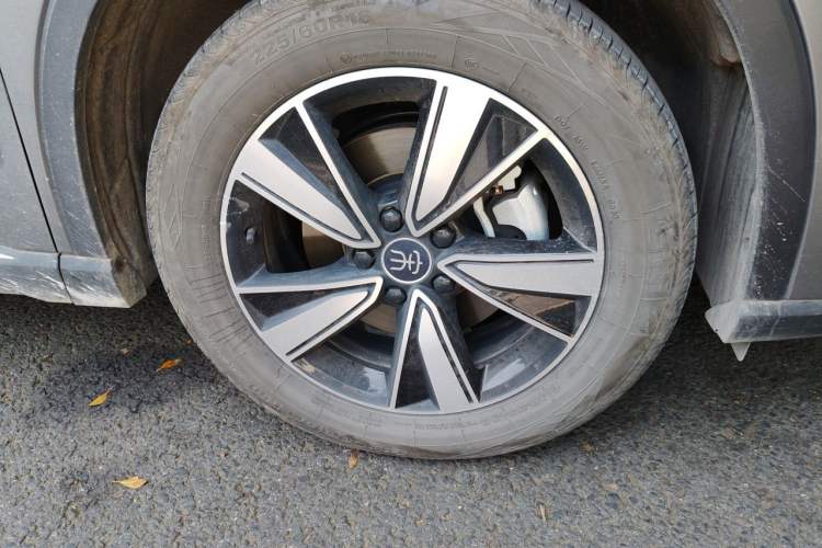 Used BYD Song Pro New Energy 2022 DM-i 110km Flagship Model Right Front Wheel Hub