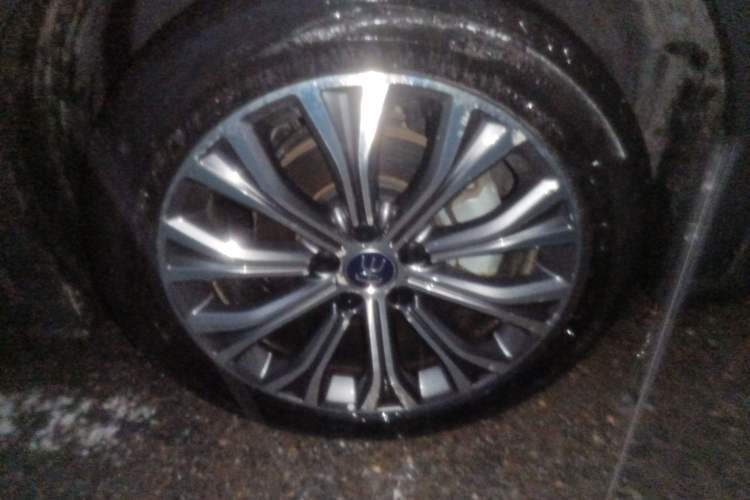 Used BYD Song Pro New Energy 2022 DM-i 110km Flagship Pro Model Right Front Wheel Hub