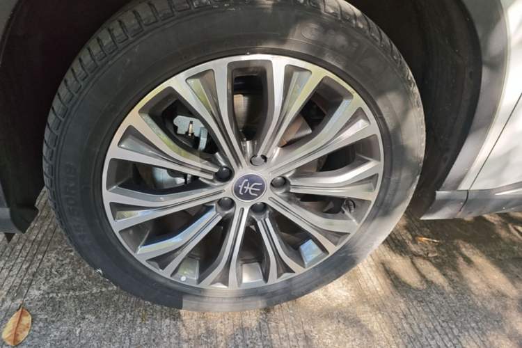 Used BYD Song Pro New Energy 2022 DM-i 110km Flagship Pro Model Left Front Wheel Hub