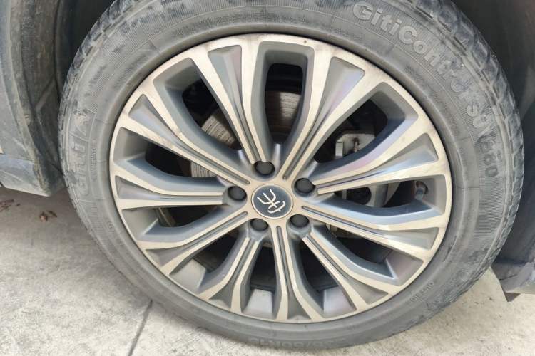 Used BYD Song Pro New Energy 2022 DM-i 110km Flagship Pro Model Right Front Wheel Hub
