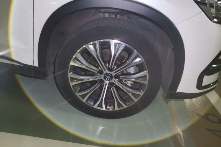 Used BYD Song Pro New Energy 2022 DM-i 110km Flagship Pro Model Right Front Wheel Hub