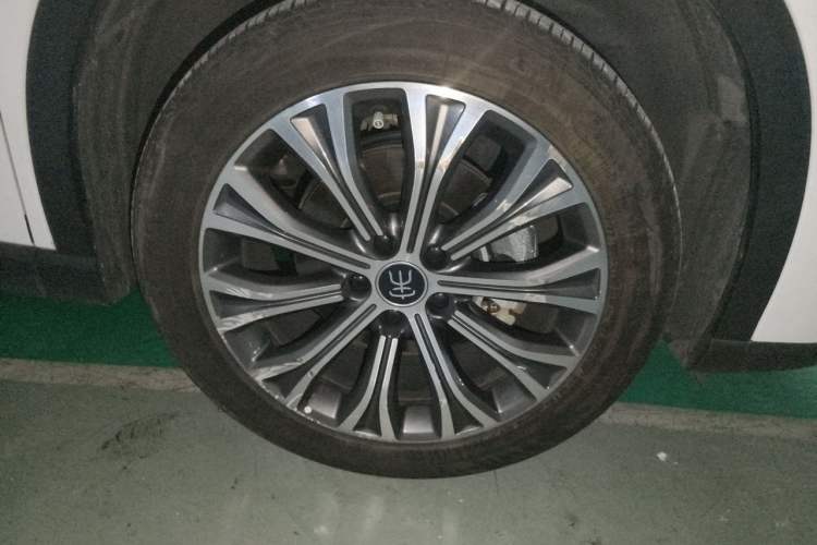 Used BYD Song Pro New Energy 2022 DM-i 110km Flagship Pro Model Right Front Wheel Hub