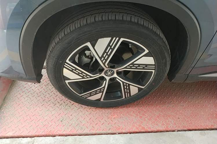 Used BYD Song Pro New Energy 2023 Champion Edition DM-i 110KM Excellence Model Left Front Wheel Hub