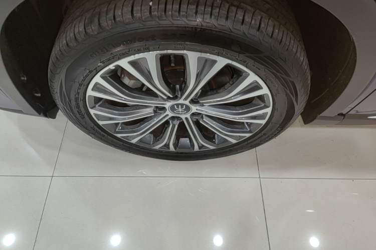 Used BYD Song Pro New Energy 2023 Champion Edition DM-i 110KM Excellence Model Left Front Wheel Hub