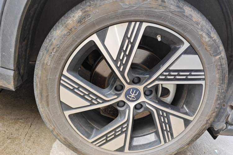 Used BYD Song Pro New Energy 2023 Champion Edition DM-i 110KM Excellence Model Right Front Wheel Hub