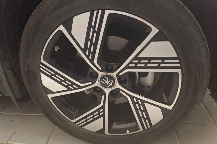 Used BYD Song Pro New Energy 2023 Champion Edition DM-i 110KM Excellence Model Right Front Wheel Hub