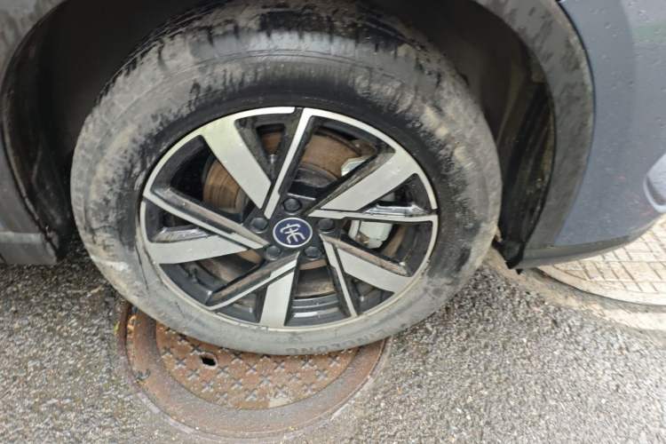 Used BYD Song Pro New Energy 2023 Champion Edition DM-i 71KM Beyond Model Right Front Wheel Hub