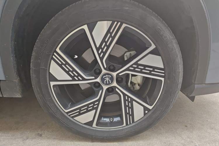Used BYD Song Pro New Energy 2023 Champion Edition DM-i 110KM Excellence Model Right Front Wheel Hub
