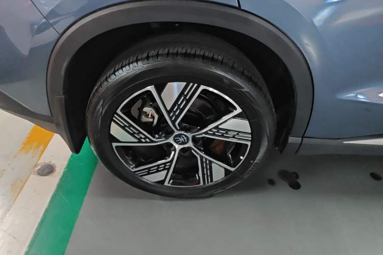Used BYD Song Pro New Energy 2023 Champion Edition DM-i 110KM Excellence Model Right Rear Wheel Hub