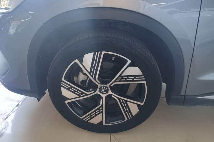 Used BYD Song Pro New Energy 2023 Champion Edition DM-i 110KM Excellence Model Left Front Wheel Hub