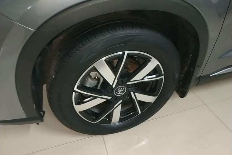 Used BYD Song Pro New Energy 2023 Champion Edition DM-i 110KM Beyond Model Left Front Wheel Hub