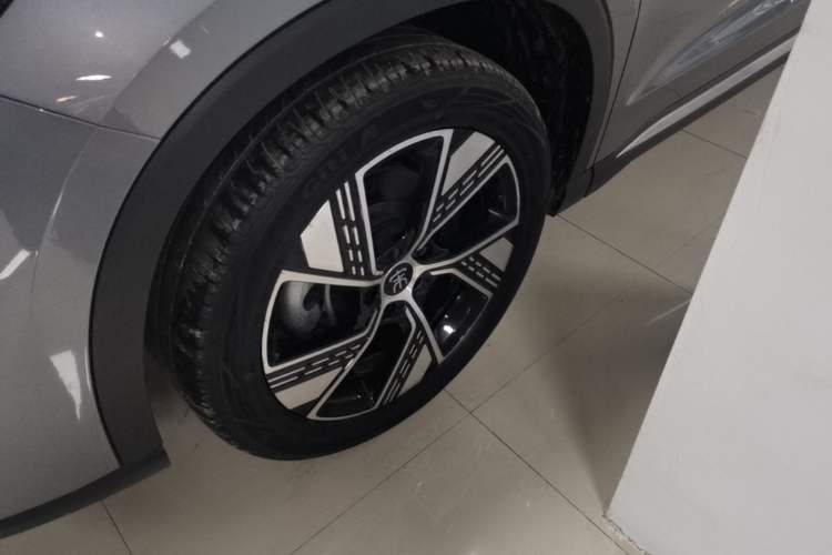 Used BYD Song Pro New Energy 2023 Champion Edition DM-i 110KM Excellence Model Left Front Wheel Hub