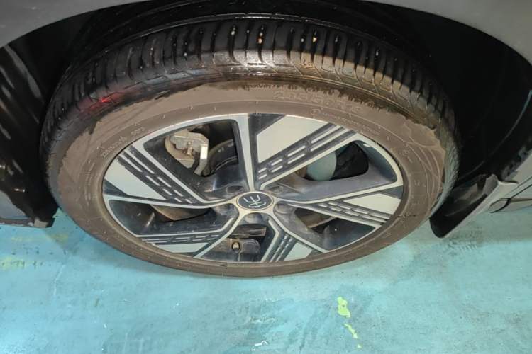 Used BYD Song Pro New Energy 2023 Champion Edition DM-i 110KM Excellence Model Left Front Wheel Hub