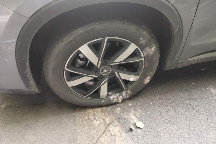 Used BYD Song Pro New Energy 2023 Champion Edition DM-i 110KM Beyond Model Left Front Wheel Hub