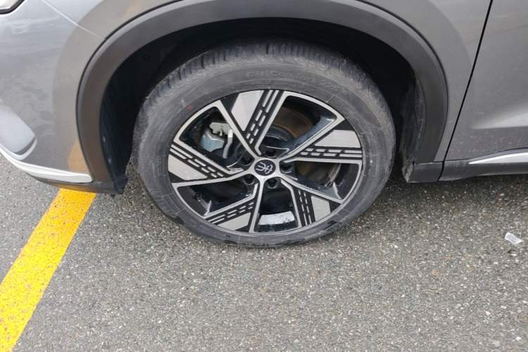 Used BYD Song Pro New Energy 2023 Champion Edition DM-i 110KM Beyond Model Left Front Wheel Hub