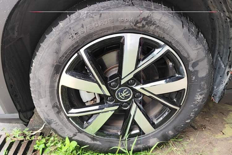 Used BYD Song Pro New Energy 2023 Champion Edition DM-i 110KM Beyond Model Left Front Wheel Hub