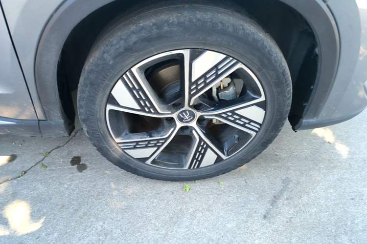 Used BYD Song Pro New Energy 2023 Champion Edition DM-i 110KM Excellence Model Right Front Wheel Hub