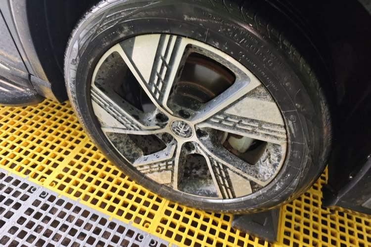 Used BYD Song Pro New Energy 2023 Champion Edition DM-i 110KM Excellence Model Right Front Wheel Hub