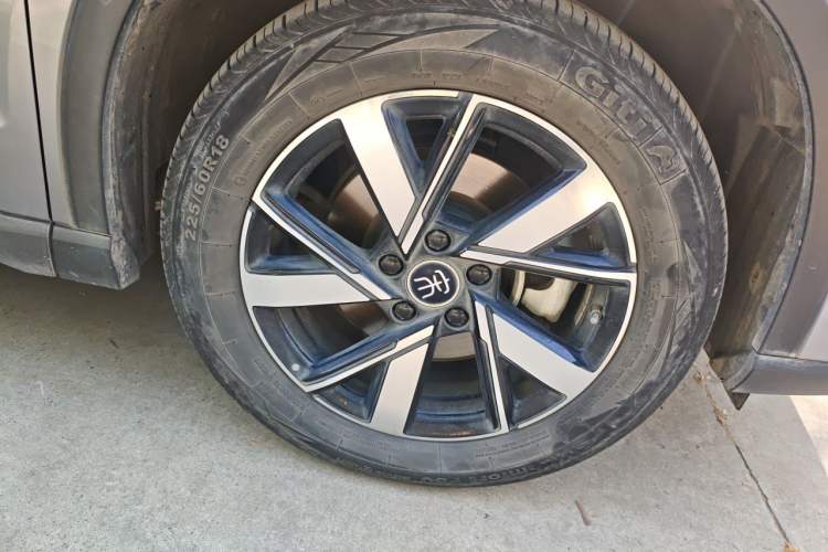 Used BYD Song Pro New Energy 2023 Champion Edition DM-i 71KM Beyond Model Right Front Wheel Hub