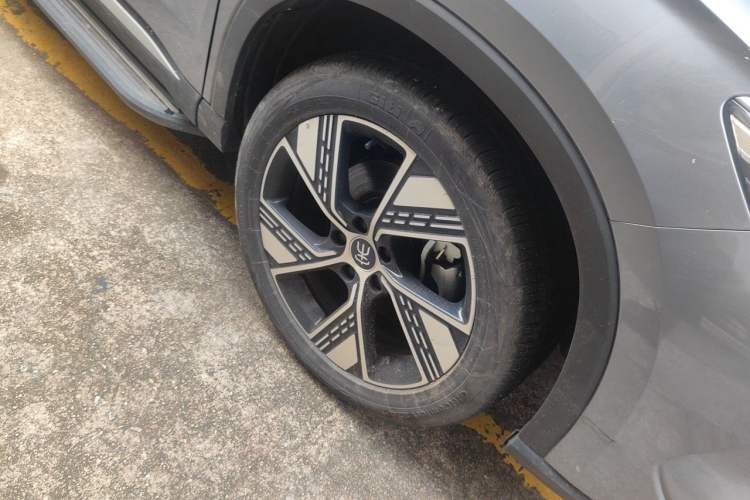 Used BYD Song Pro New Energy 2023 Champion Edition DM-i 110KM Excellence Model Right Front Wheel Hub