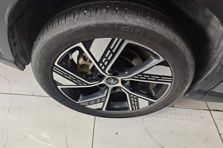Used BYD Song Pro New Energy 2023 Champion Edition DM-i 110KM Excellence Model Right Rear Wheel Hub