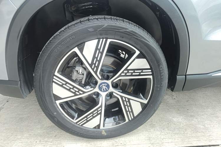 Used BYD Song Pro New Energy 2023 Champion Edition DM-i 110KM Excellence Model Right Rear Wheel Hub