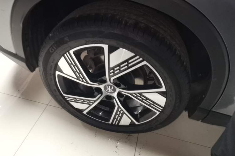 Used BYD Song Pro New Energy 2023 Champion Edition DM-i 110KM Excellence Model Right Rear Wheel Hub