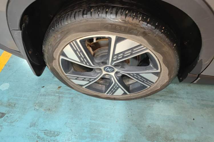 Used BYD Song Pro New Energy 2023 Champion Edition DM-i 110KM Excellence Model Right Rear Wheel Hub