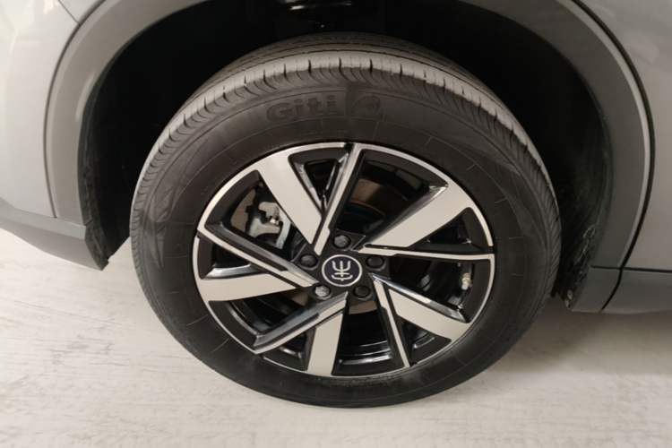 Used BYD Song Pro New Energy 2023 Champion Edition DM-i 71KM Navigation Model Right Rear Wheel Hub