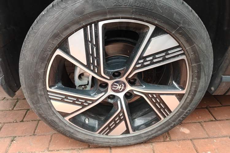 Used BYD Song Pro New Energy 2023 Champion Edition DM-i 110KM Excellence Model Right Rear Wheel Hub