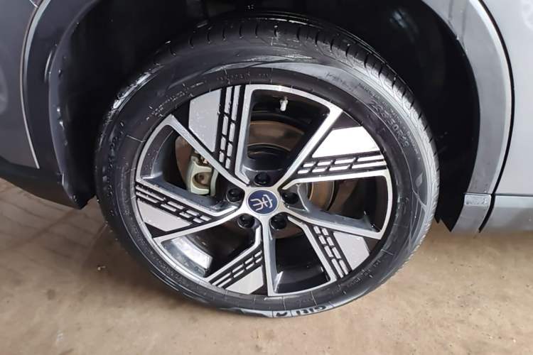 Used BYD Song Pro New Energy 2023 Champion Edition DM-i 110KM Excellence Model Right Rear Wheel Hub