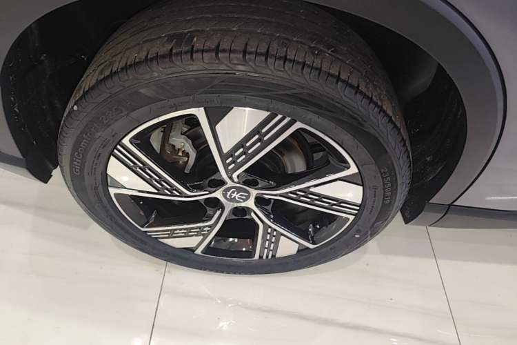 Used BYD Song Pro New Energy 2023 Champion Edition DM-i 110KM Excellence Model Right Rear Wheel Hub