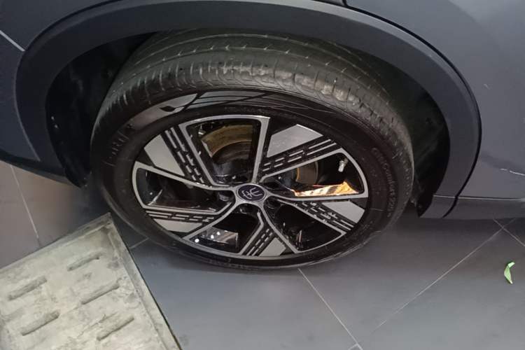 Used BYD Song Pro New Energy 2023 Champion Edition DM-i 110KM Excellence Model Right Rear Wheel Hub