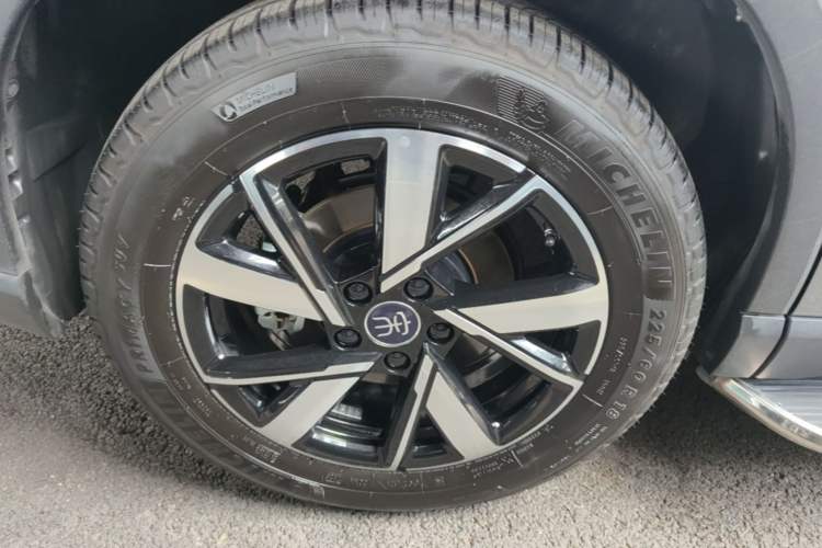 Used BYD Song Pro New Energy 2023 Champion Edition DM-i 71KM Beyond Model Right Rear Wheel Hub