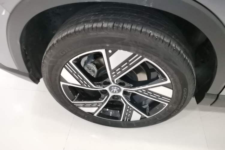 Used BYD Song Pro New Energy 2023 Champion Edition DM-i 110KM Excellence Model Right Rear Wheel Hub
