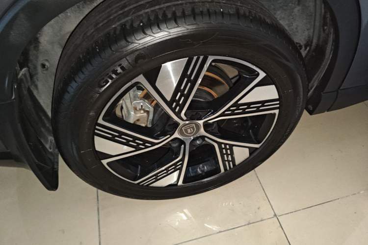 Used BYD Song Pro New Energy 2023 Champion Edition DM-i 110KM Excellence Model Right Rear Wheel Hub