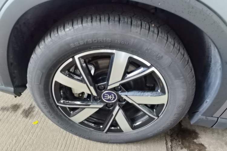 Used BYD Song Pro New Energy 2023 Champion Edition DM-i 110KM Beyond Model Left Front Wheel Hub