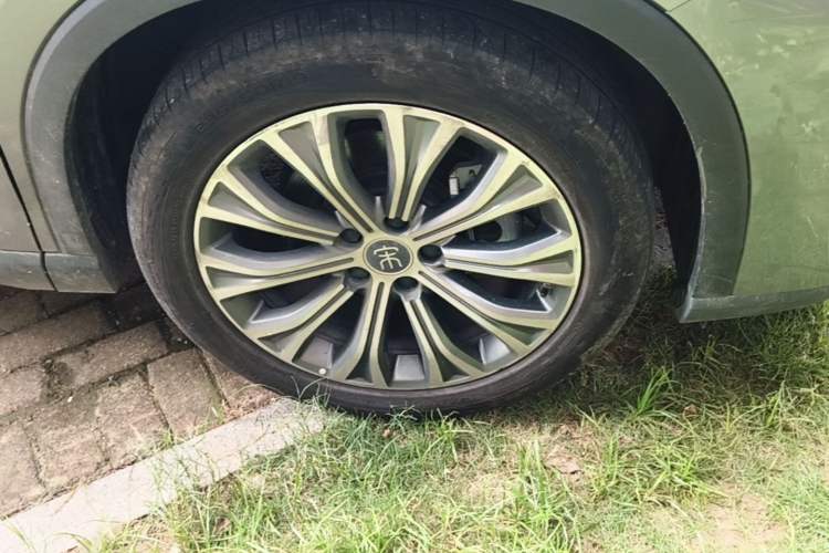 Used BYD Song Pro New Energy 2023 Champion Edition DM-i 110KM Excellence Model Right Front Wheel Hub