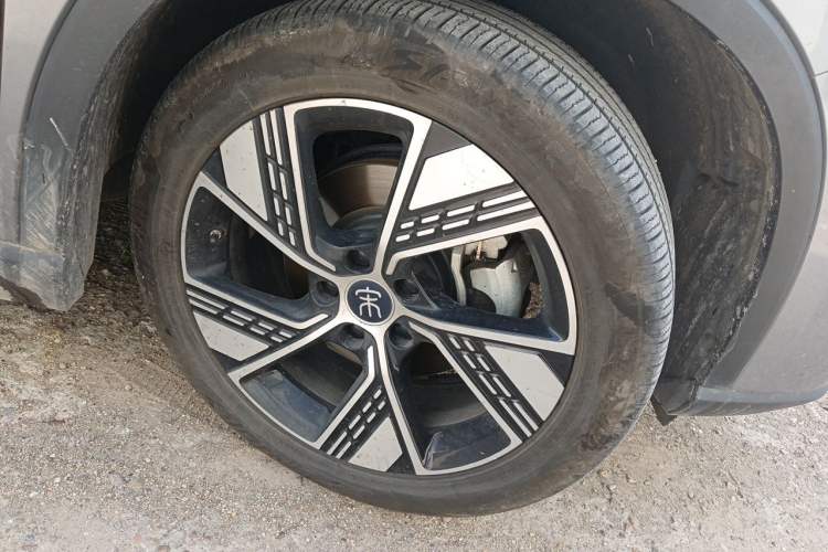 Used BYD Song Pro New Energy 2023 Champion Edition DM-i 110KM Excellence Model Right Front Wheel Hub