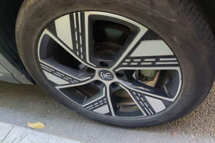 Used BYD Song Pro New Energy 2023 Champion Edition DM-i 110KM Excellence Model Right Front Wheel Hub