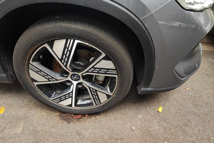 Used BYD Song Pro New Energy 2023 Champion Edition DM-i 110KM Excellence Model Right Front Wheel Hub