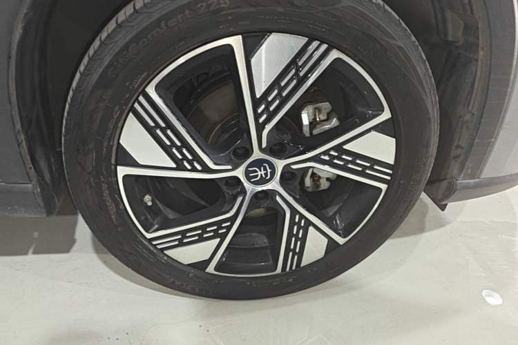 Used BYD Song Pro New Energy 2023 Champion Edition DM-i 110KM Excellence Model Right Front Wheel Hub
