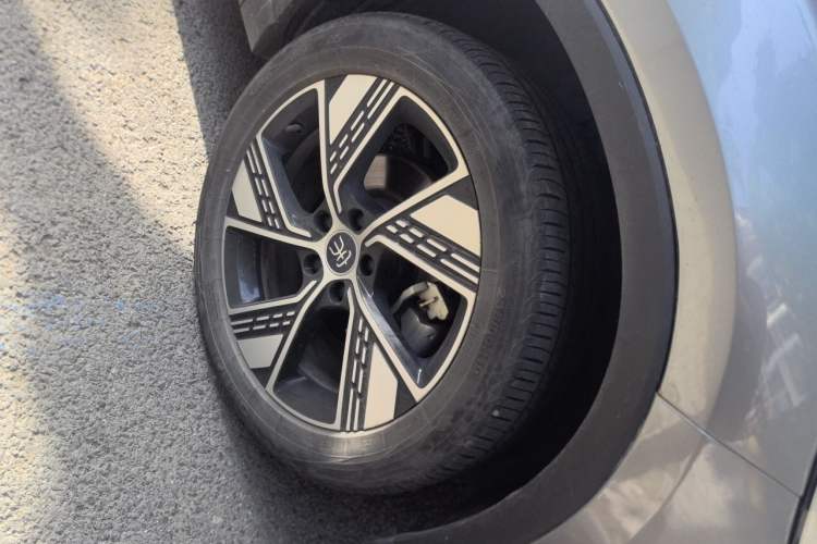 Used BYD Song Pro New Energy 2023 Champion Edition DM-i 110KM Excellence Model Right Front Wheel Hub