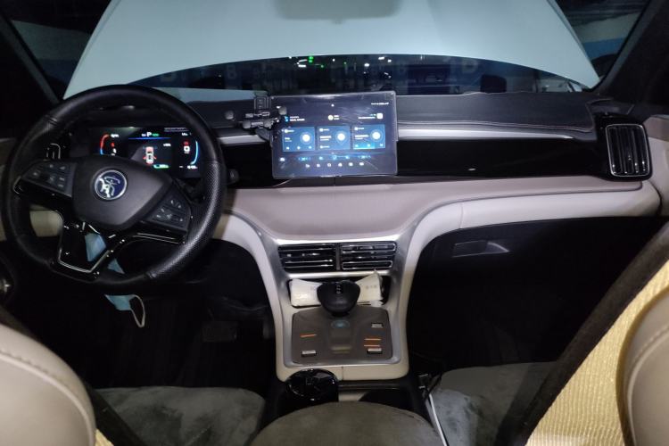 Used BYD Song Pro New Energy 2023 Champion Edition DM-i 71KM Leading Model Center Console