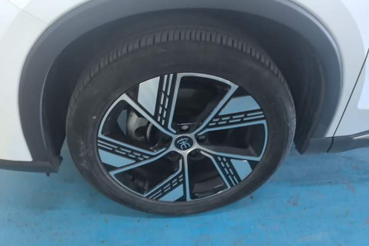 Used BYD Song Pro New Energy 2023 Champion Edition DM-i 110KM Excellence Model Left Front Wheel Hub